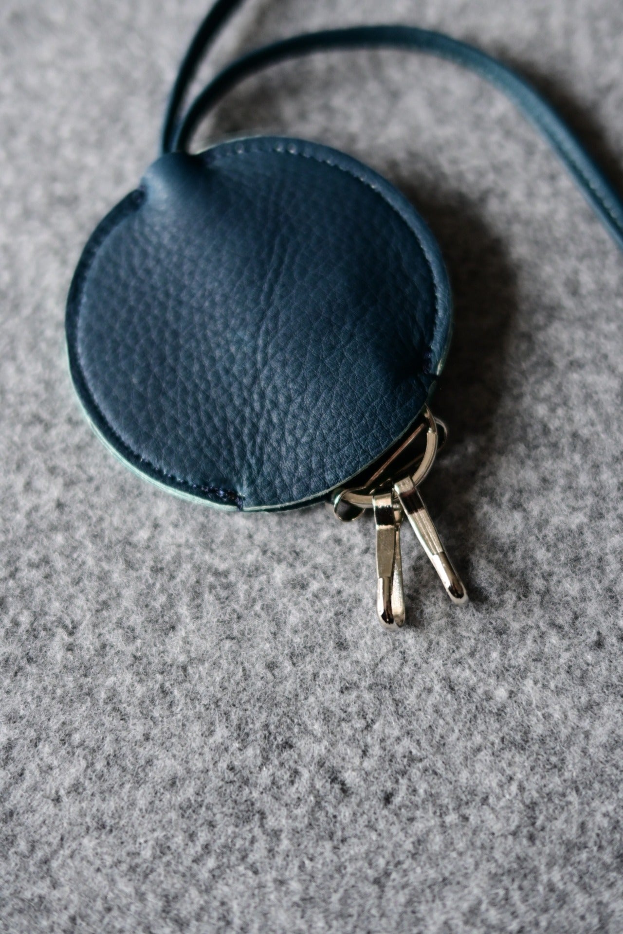 VU - neck key holder