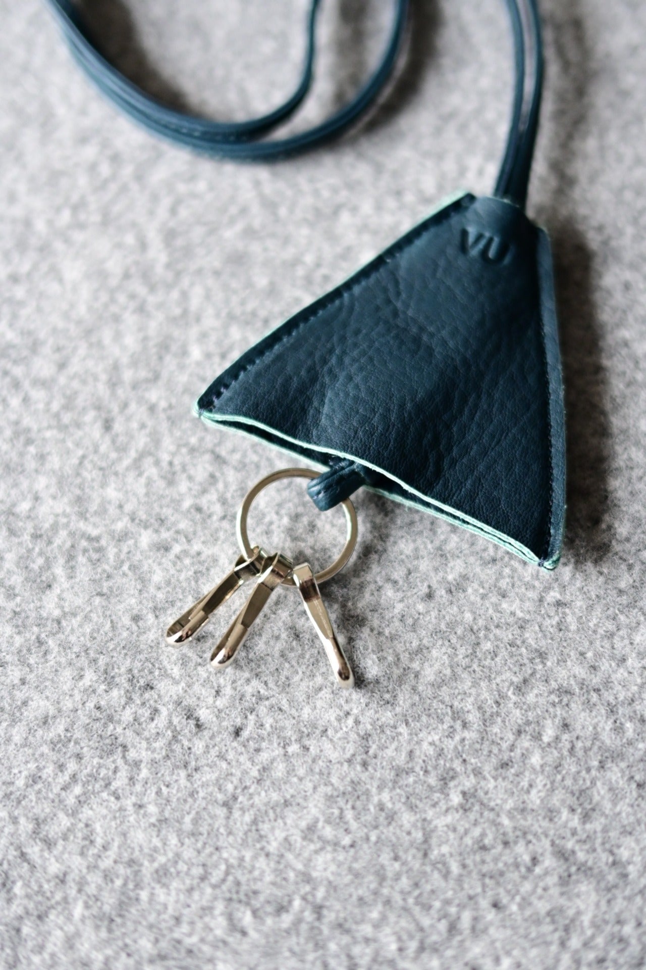 VU - neck key holder