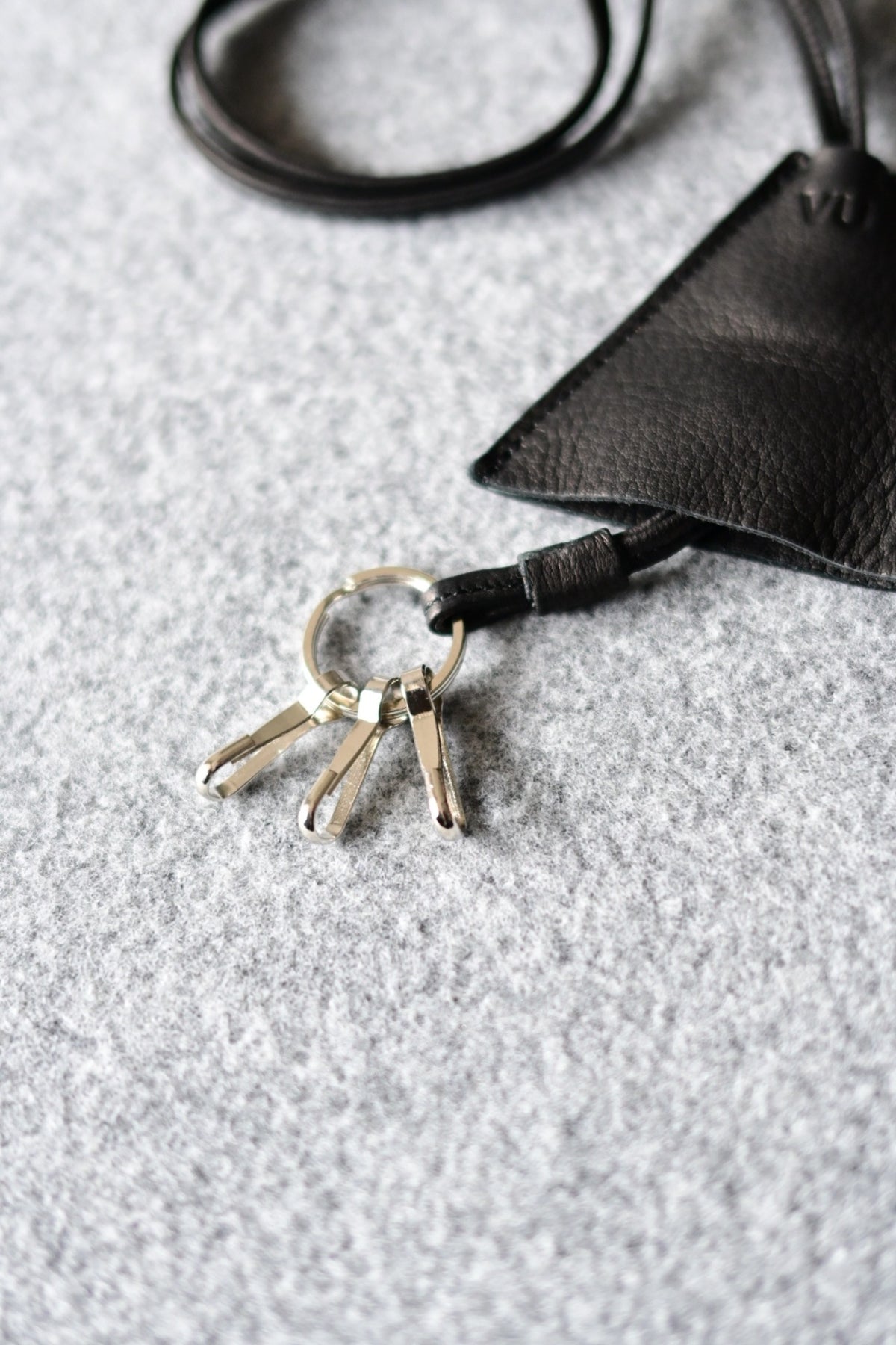 VU - neck key holder