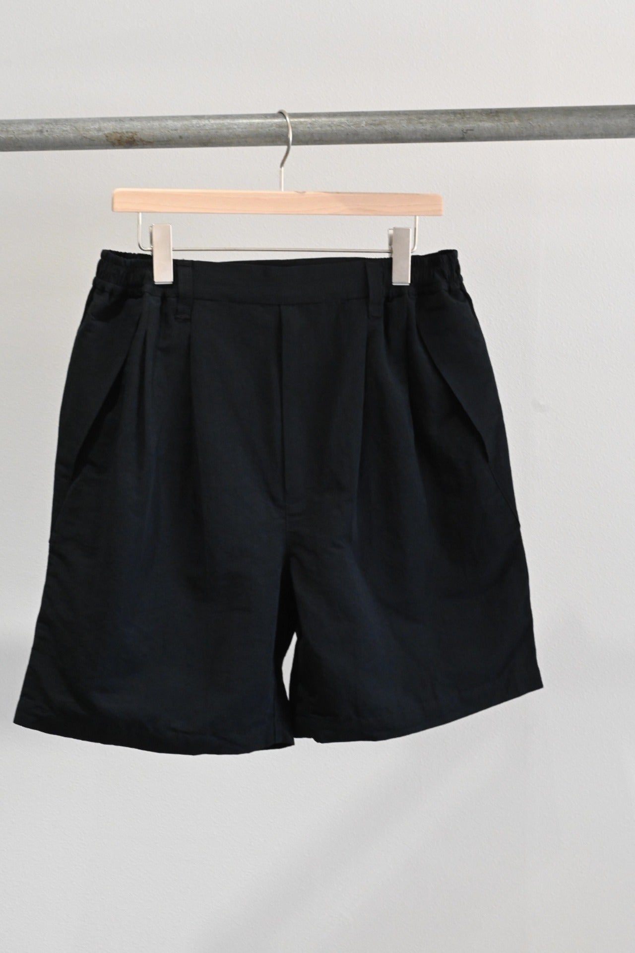 wonderland - Two tuck short pants [BLACK]