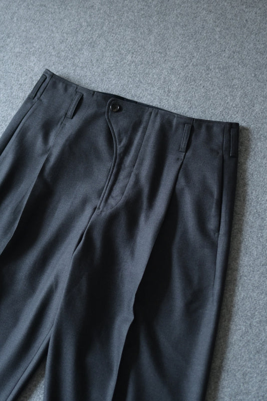 山内 - ヘビーウールツイル・サイドシームレスワンタックパンツ [charcoal gray]
