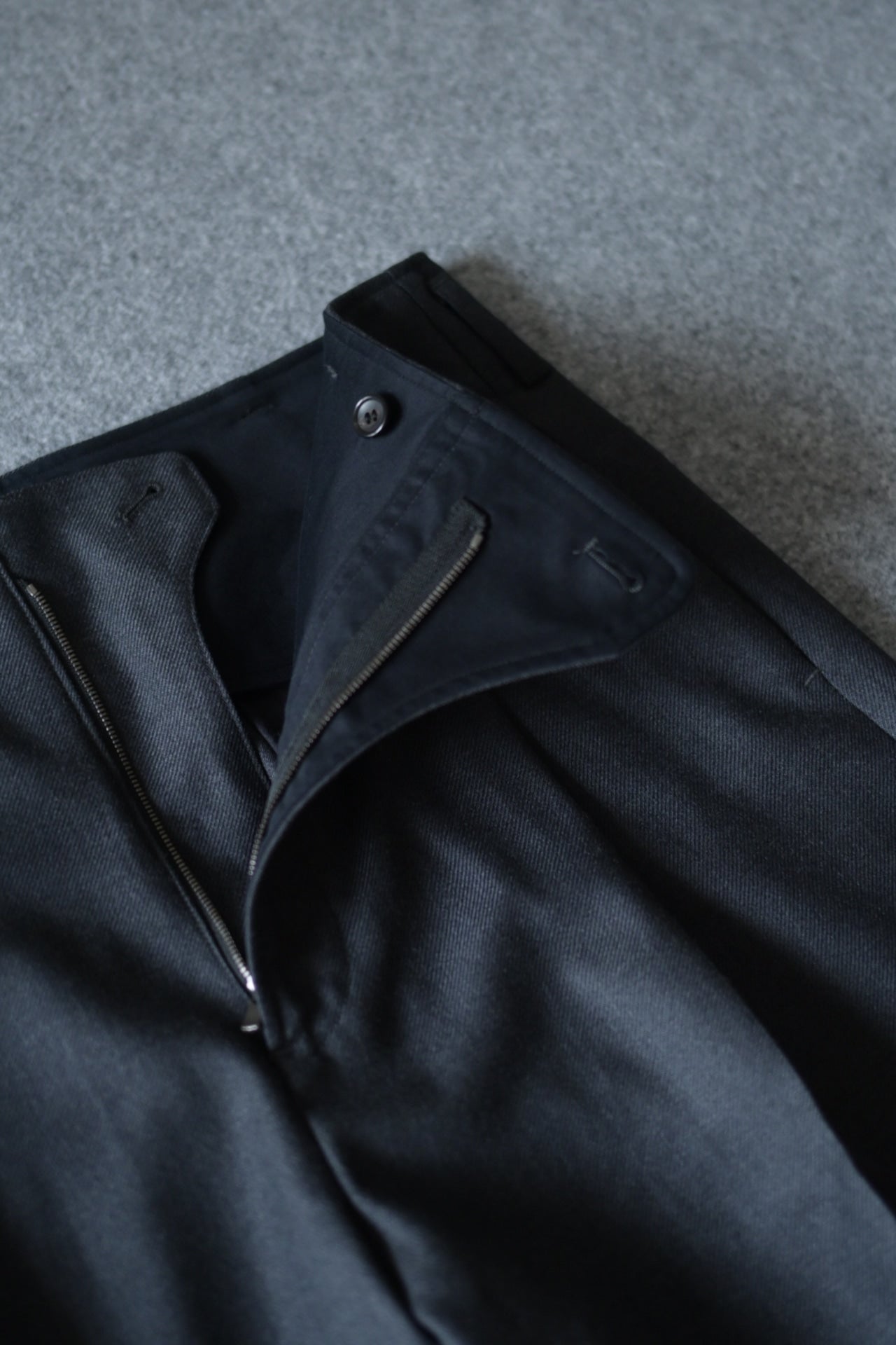 山内 - ヘビーウールツイル・サイドシームレスワンタックパンツ [charcoal gray]