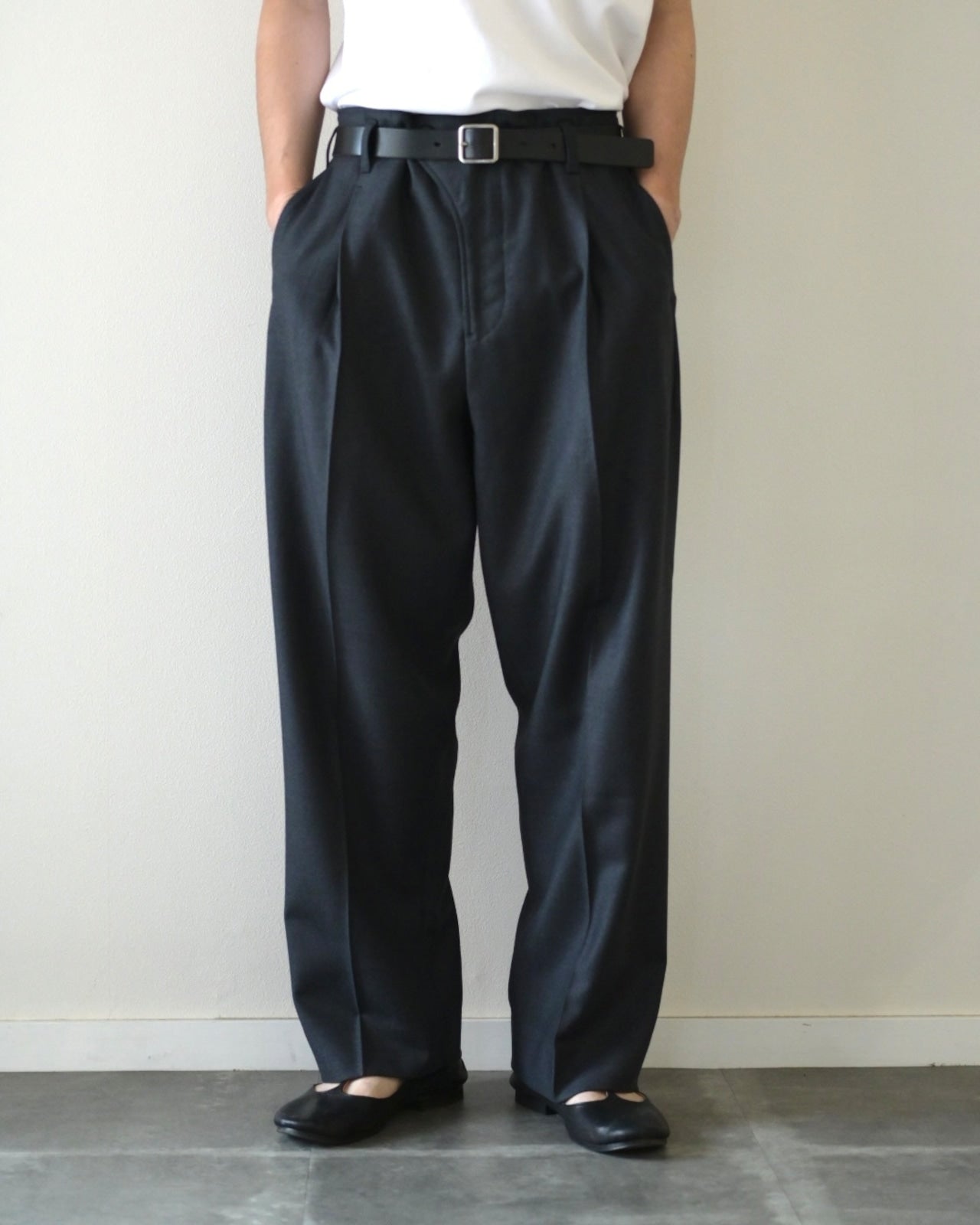 山内 - ヘビーウールツイル・サイドシームレスワンタックパンツ [charcoal gray]