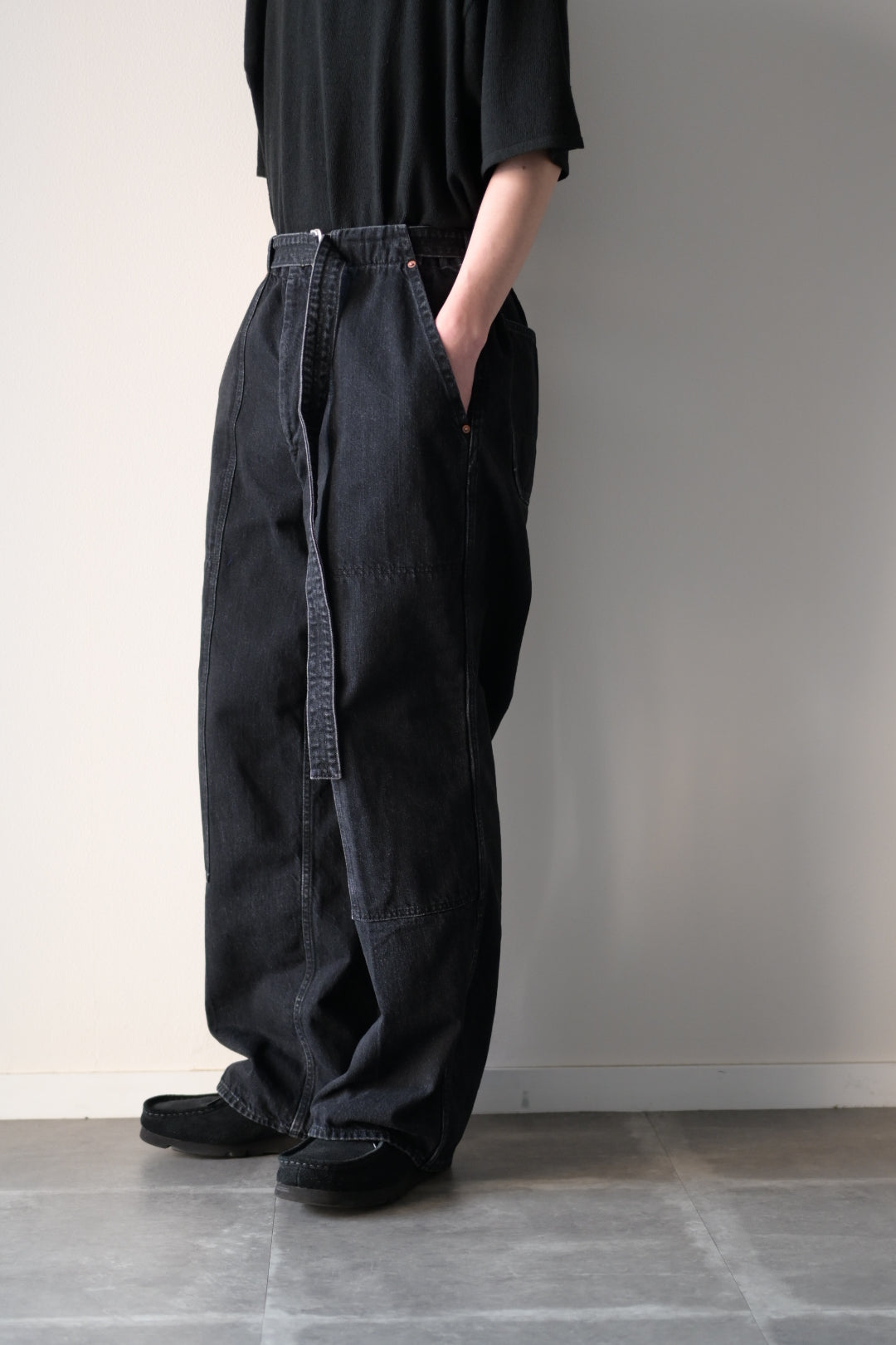 phebus  - SULFUR DYE DENIM BELTED PANTS [BLACK]