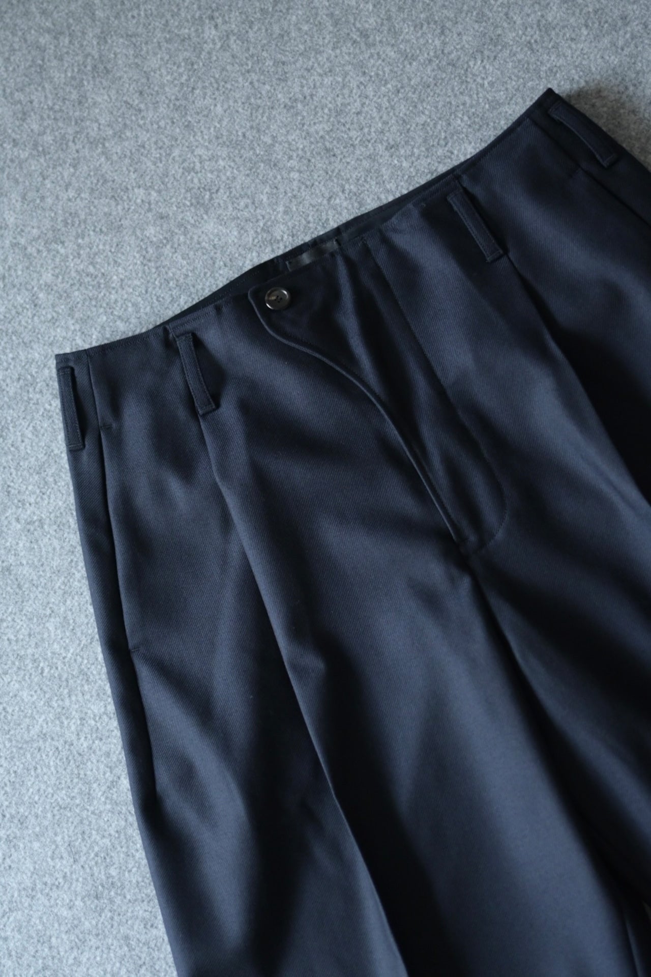 山内 - ヘビーウールツイル・サイドシームレスワンタックパンツ [dark navy]