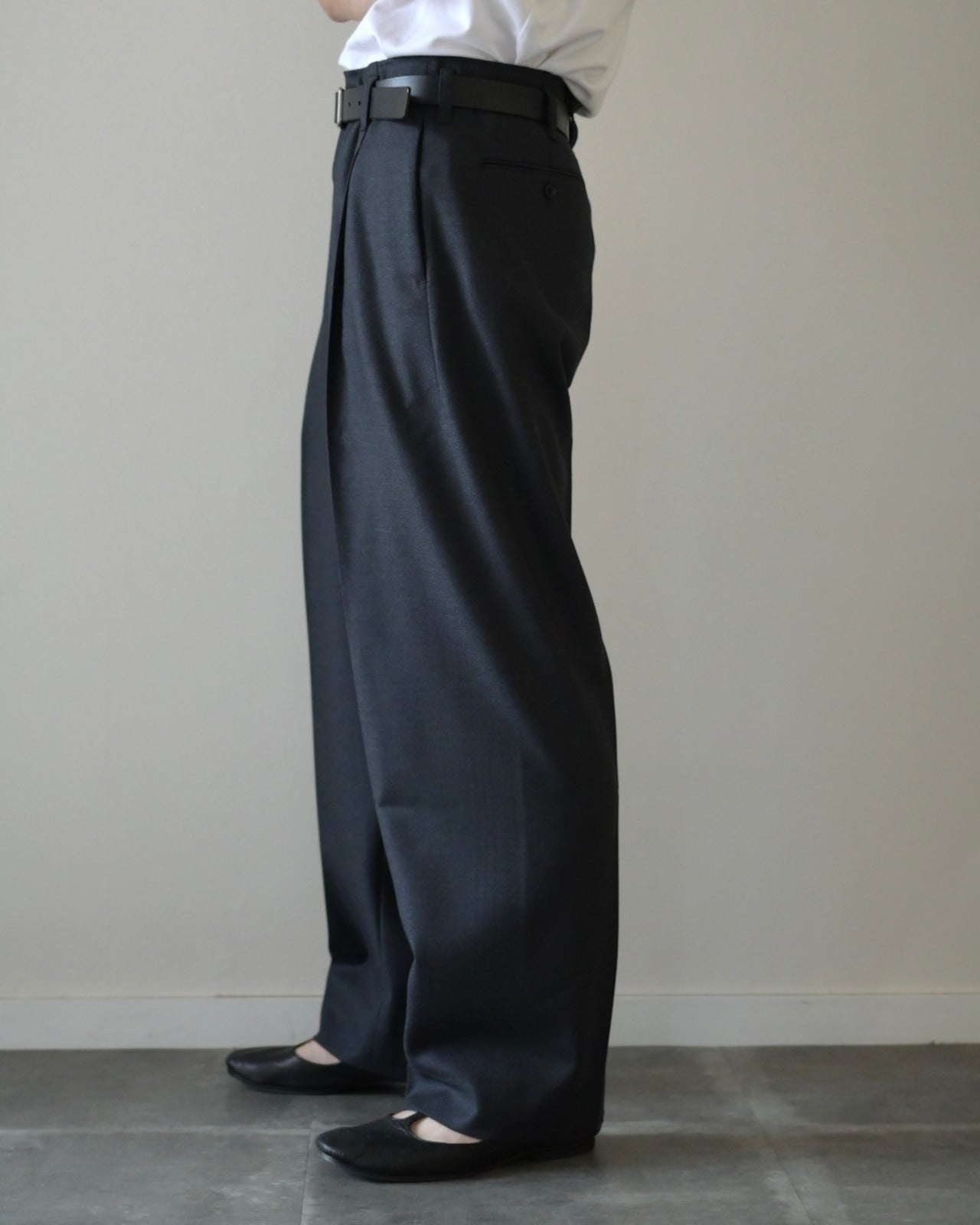 山内 - ヘビーウールツイル・サイドシームレスワンタックパンツ [charcoal gray]