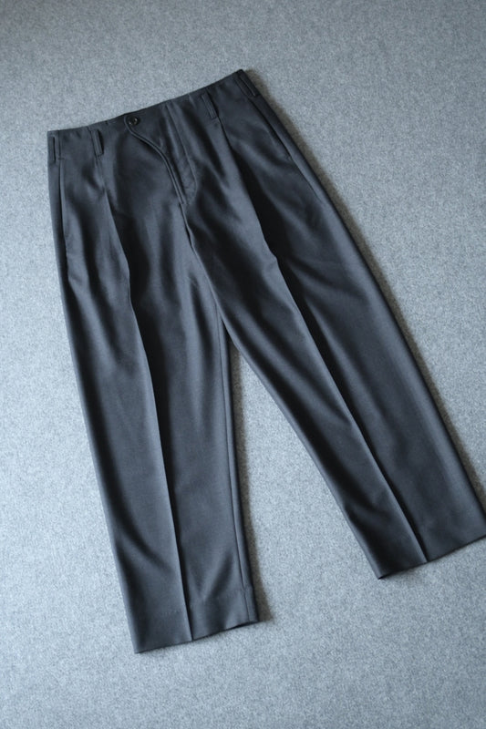 山内 - ヘビーウールツイル・サイドシームレスワンタックパンツ [charcoal gray]