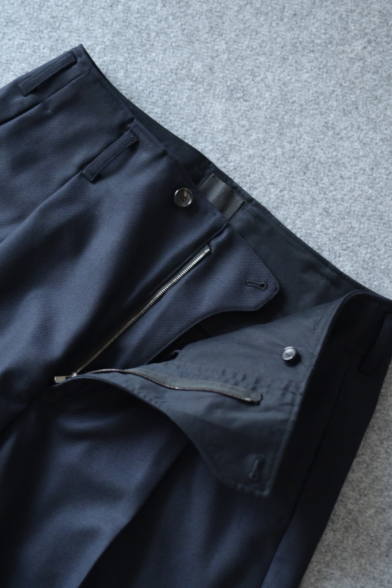 山内 - ヘビーウールツイル・サイドシームレスワンタックパンツ [dark navy]