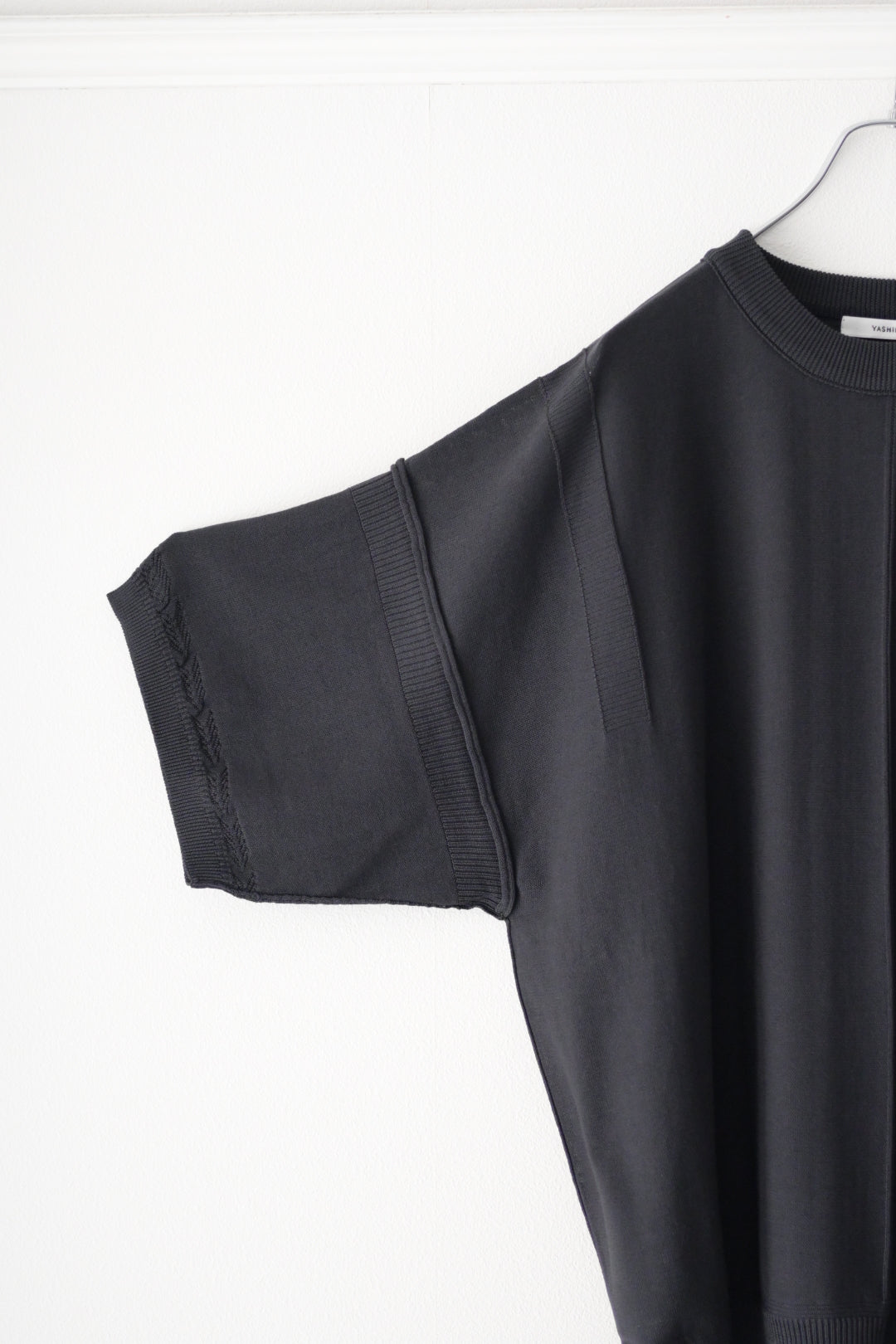 YASHIKI (ヤシキ) - Mebuki S/S Knit [CHARCOAL]