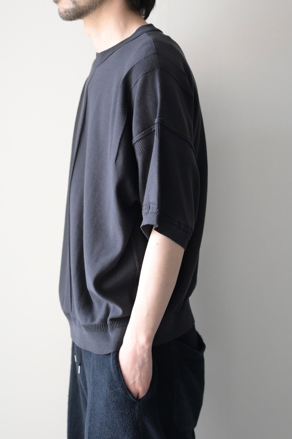 YASHIKI (ヤシキ) - Mebuki S/S Knit [CHARCOAL]