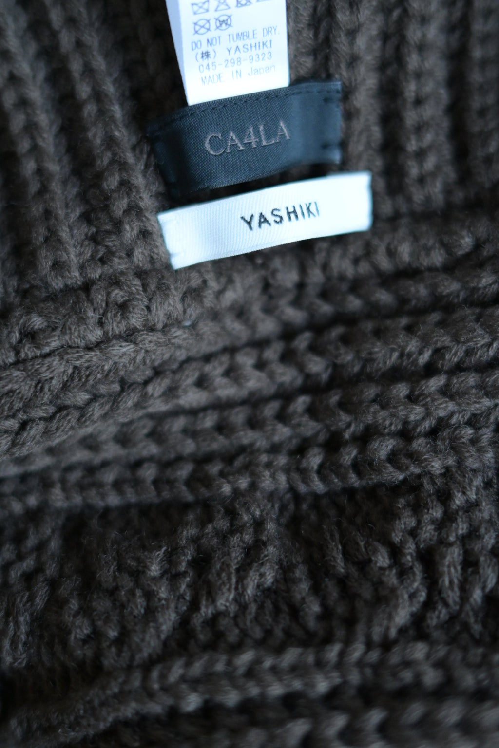 YASHIKI - Kanya Hooded Scarf [BROWN]