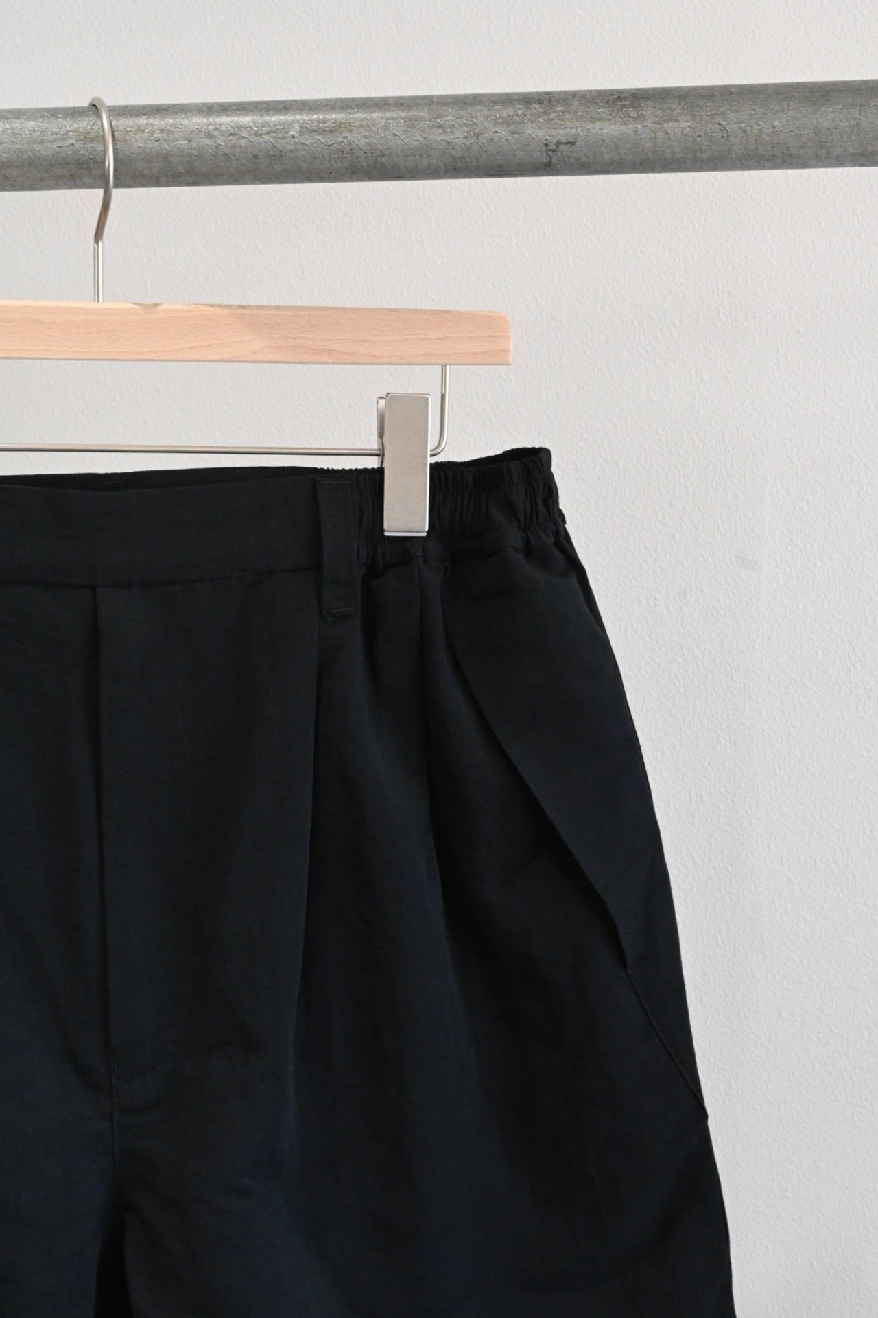 wonderland - Two tuck short pants [BLACK]