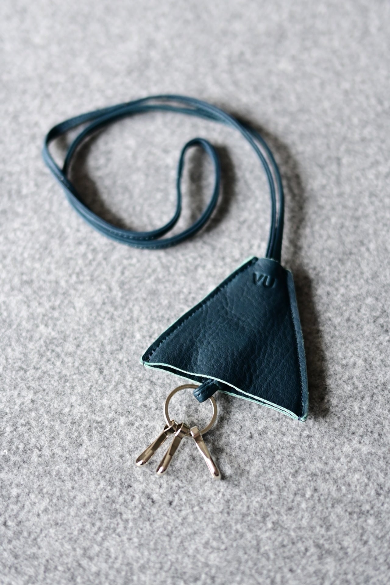 VU - neck key holder
