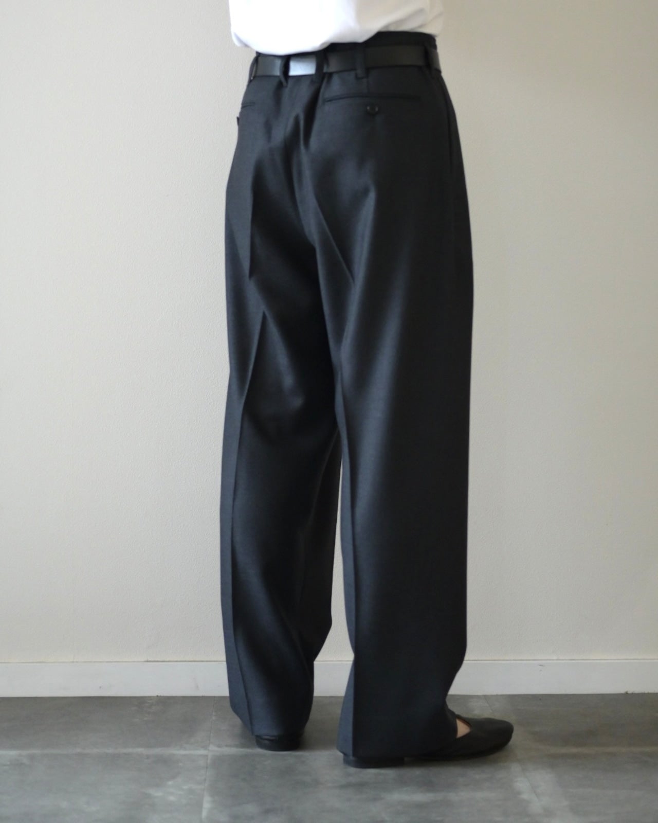 山内 - ヘビーウールツイル・サイドシームレスワンタックパンツ [charcoal gray]
