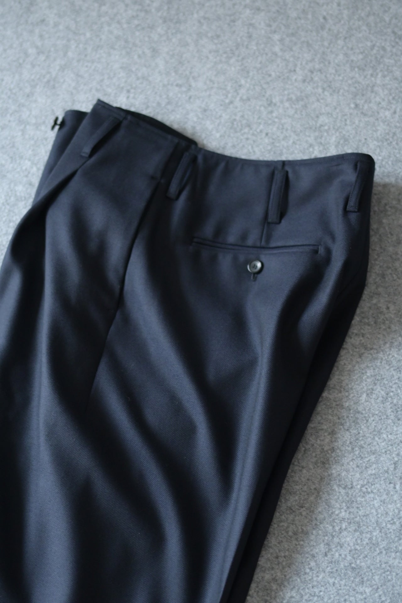 山内 - ヘビーウールツイル・サイドシームレスワンタックパンツ [dark navy]