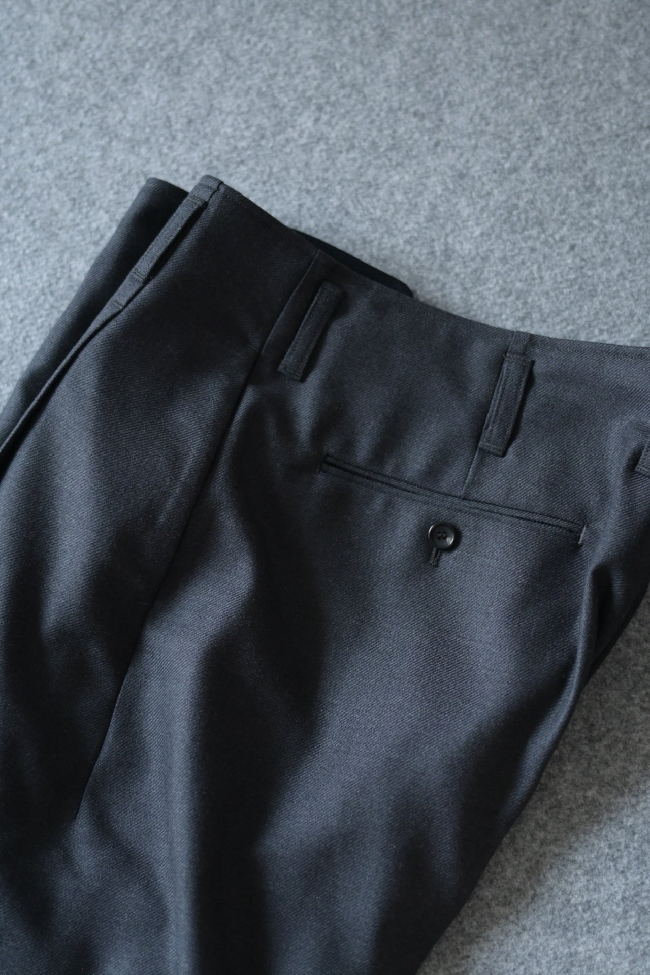 山内 - ヘビーウールツイル・サイドシームレスワンタックパンツ [charcoal gray]