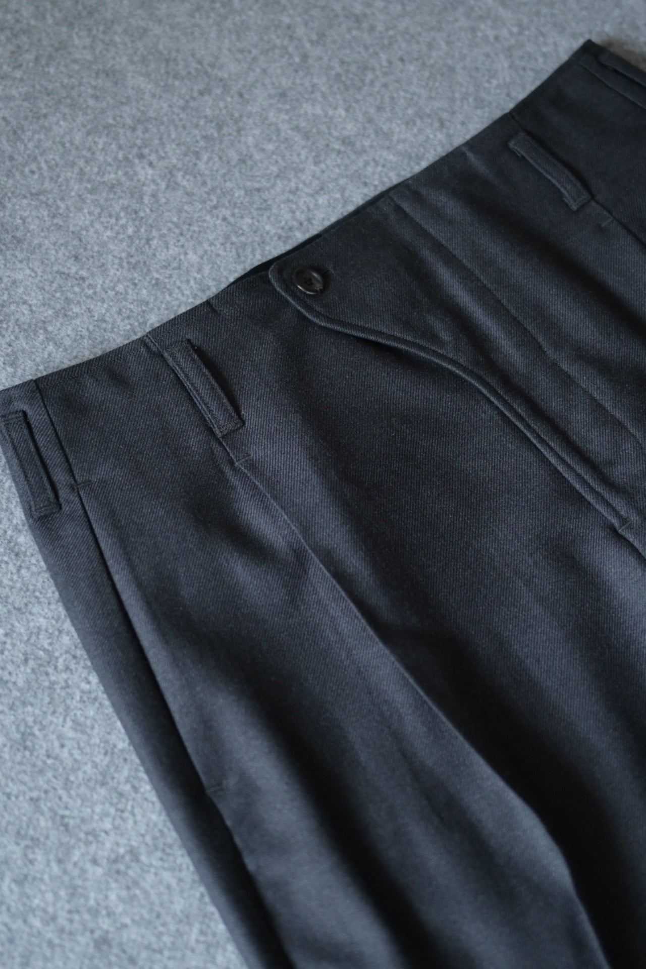 山内 - ヘビーウールツイル・サイドシームレスワンタックパンツ [charcoal gray]